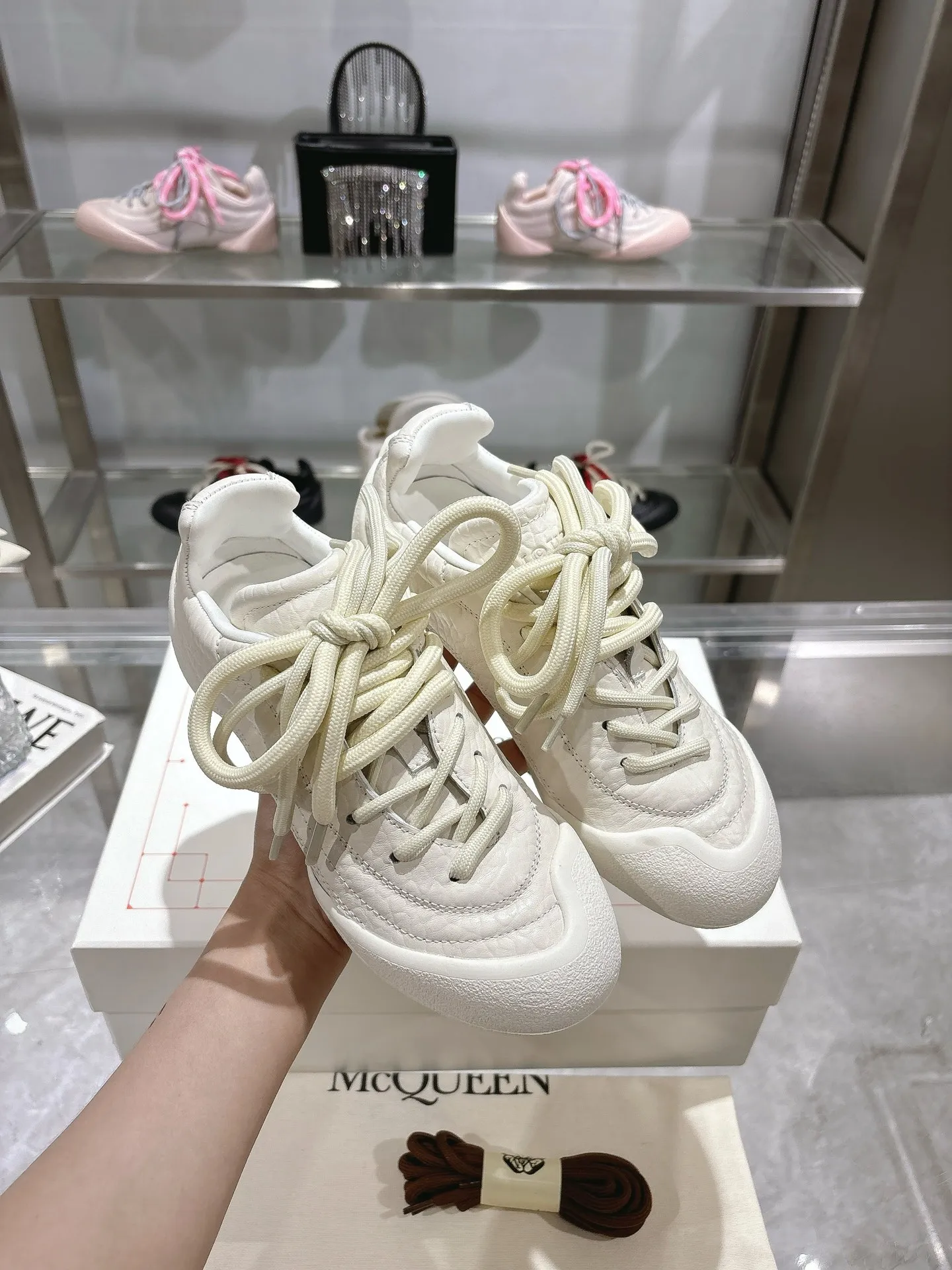 p580💰Couple model 𝐀𝐥𝐞𝐱𝐚𝐧𝐝𝐞𝐫 𝐌𝐜𝐐𝐮𝐞𝐞𝐧#/Alexander McQueen’s latest Flexion series, retro, casual, sneakers, original purchase, development, production, this Flexion Off Low-top sneakers in white grained leather with varying sized laces and an anatomically inspired lightweight segmented sole. The reverse skull pattern is embossed on the heel. Fabric: Original customized imported first-layer cowhide. Lining: Customized imported breathable mesh lining. Sole: Original open-molded non-slip TPU material. Bottom thickness: 2CM. Size: #Female size 35-40 (40 customized, non-refundable) #Men’s code 39-45 (45 customized, non-refundable)